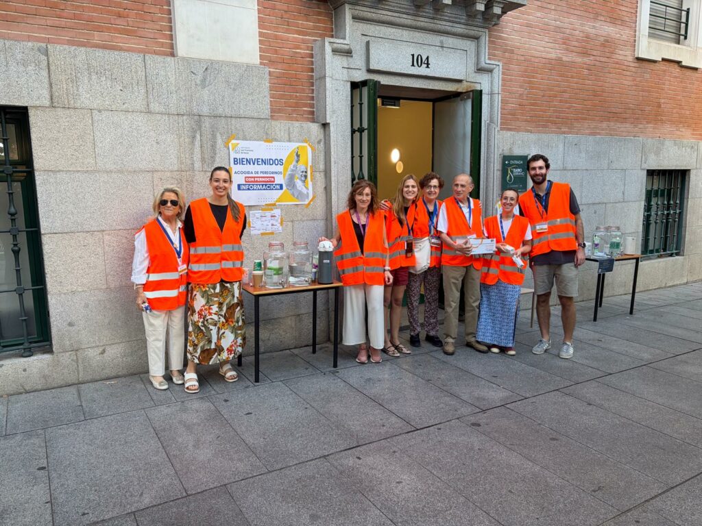Voluntarios aportando a la causa de la llegada del Papa
