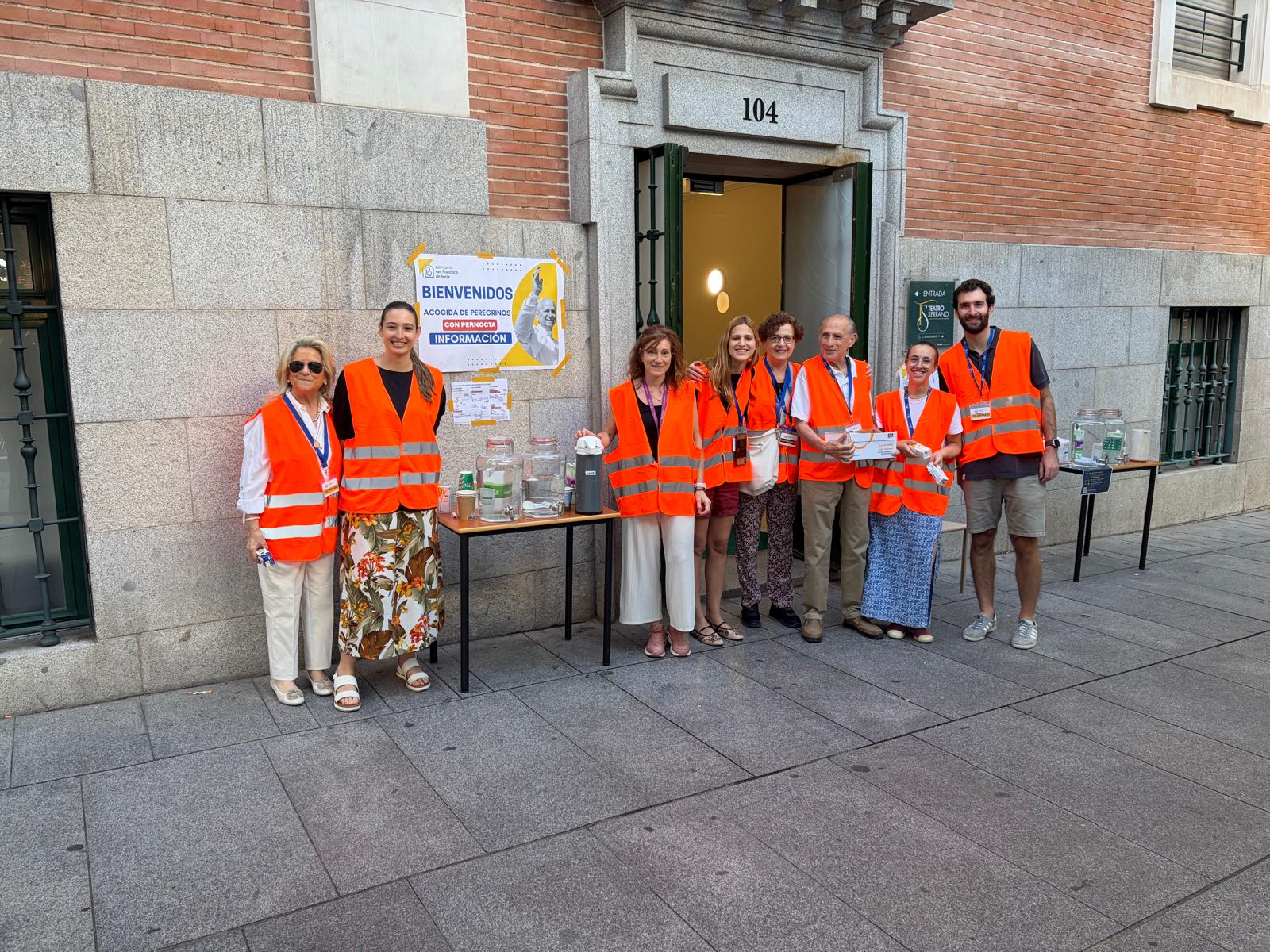 Voluntarios aportando a la causa de la llegada del Papa